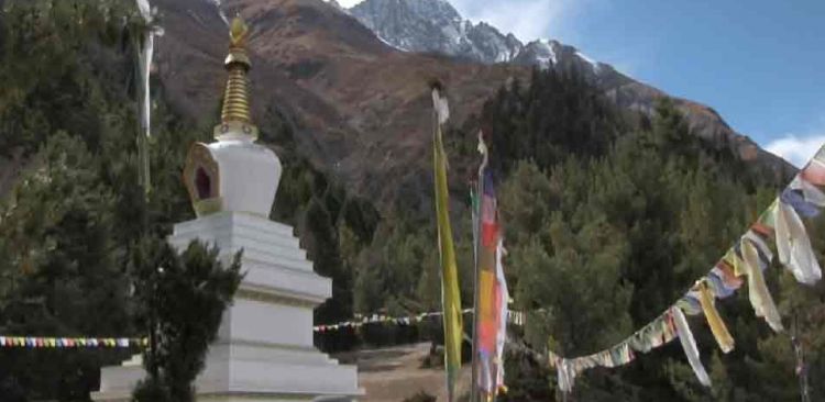 Chorten and Prayer flag 